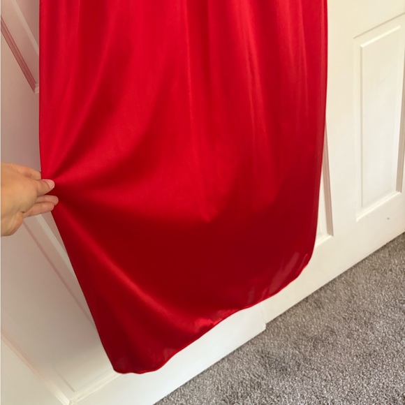 Vanity Fair 1970s Vintage Red Nightgown with Poppy Flower Black Embroidery - Picture 7 of 9